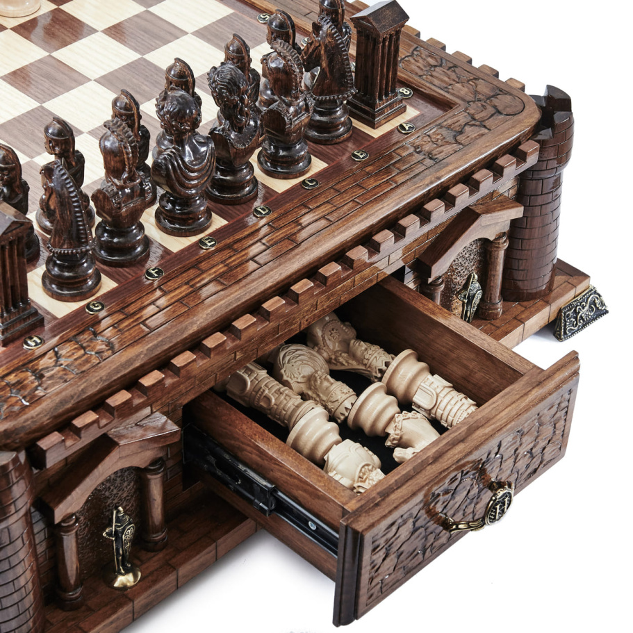 Шахматы резные в ларце " Замок Барсьенсе " , Harutyunyan купить в Краснодаре