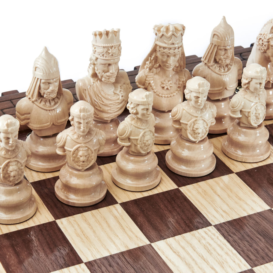 Шахматы резные в ларце " Замок Барсьенсе " , Harutyunyan купить в Краснодаре